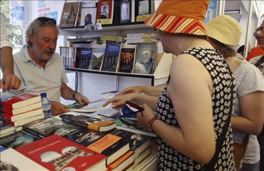 La Praza Castelao se transforma en el epicentro de la literatura rianxeira con el inicio de la Feira do Libro