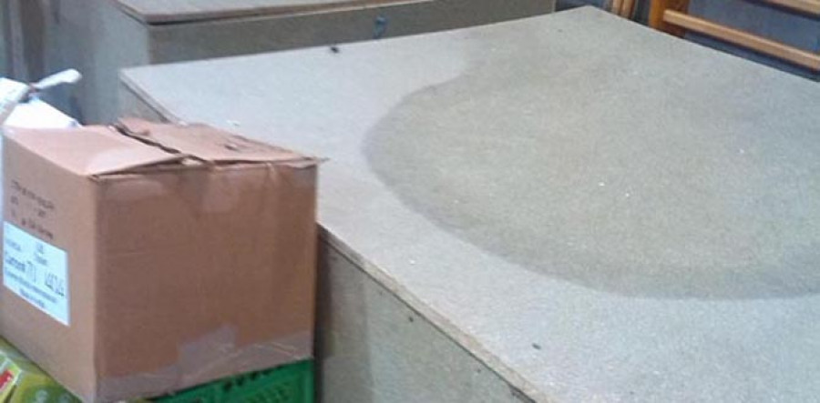 O GROVE-La lluvia daña todo el material que había en el gimnasio del Rosalía