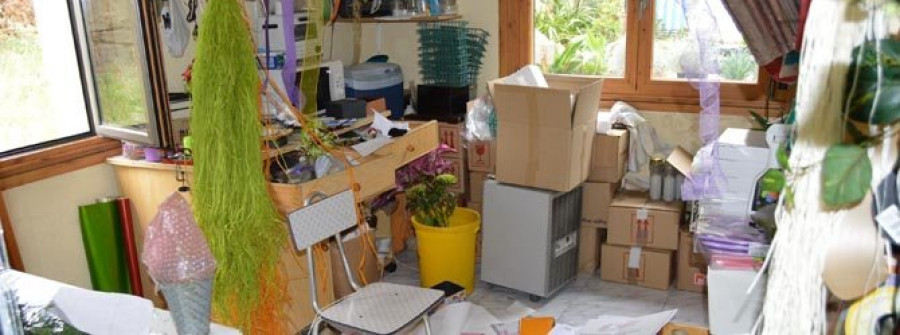 RIVEIRA - Roban 600 euros en una floristería de Palmeira y licores y productos de charcutería en una tienda de Oleiros