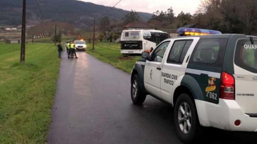 La monitora de un autobús escolar evita un accidente tras desmayarse el conductor