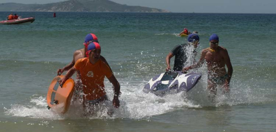 Los socorristas rescatan a un hombreque se ahogaba en la playa de A Lanzada