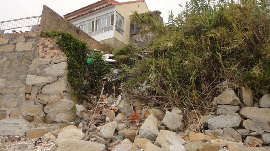 Nauta contrata por 7.000 euros el estudio sobre la posible recuperación de la arena perdida en la playa de A Carabuxeira