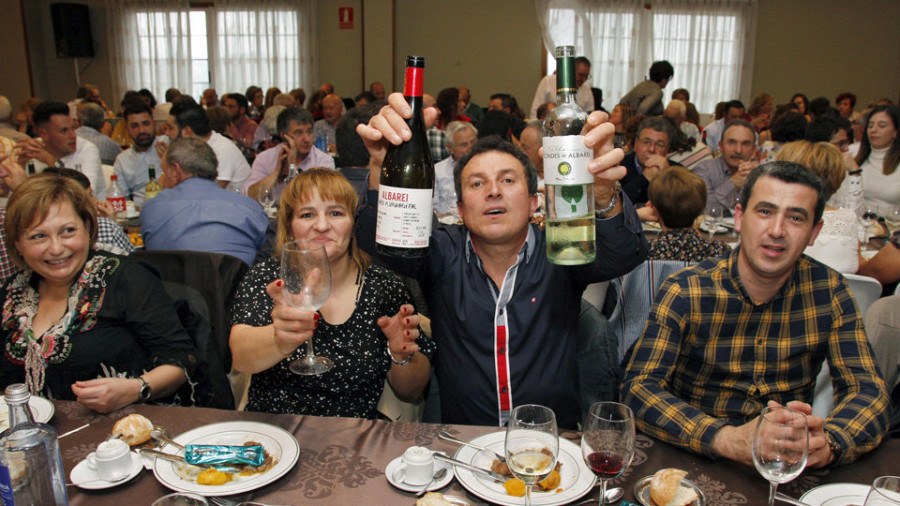 Condes premia la calidad de uva de la viticultora Iboni Castelo y las comunidades de bienes A Muíña y RCB