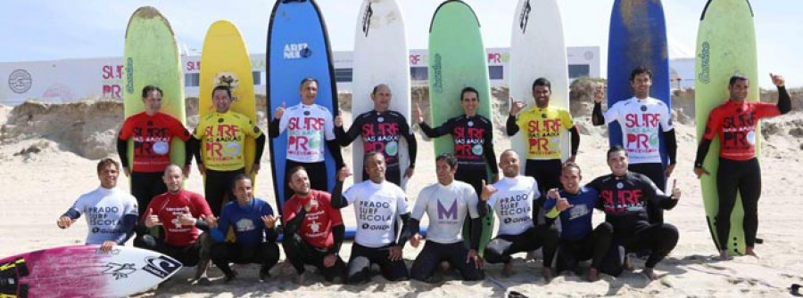 Políticos y deportistas abren el Rías Baixas Pro con un bautismo de surf