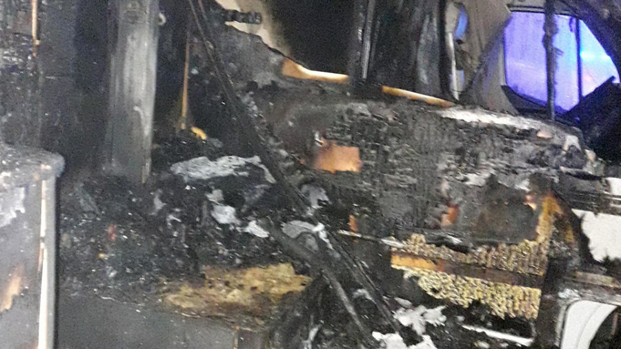 Un extraño incendio afecta de madrugada a seis vehículos de un taller de Pontecesures