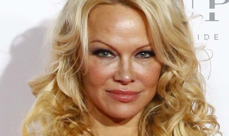 Pamela Anderson pide que se permita a Assange tener internet