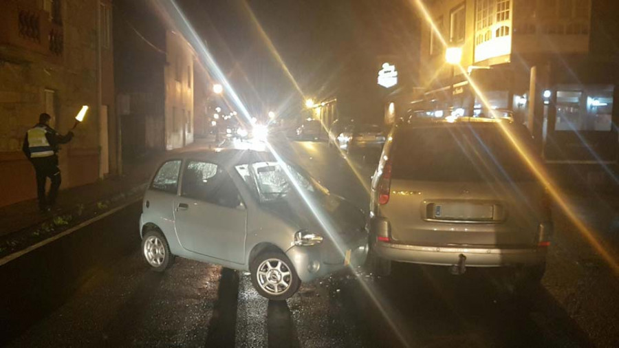 Sextuplica la tasa de alcohol tras ser sorprendido invadiendo su coche el carril contrario en Boiro