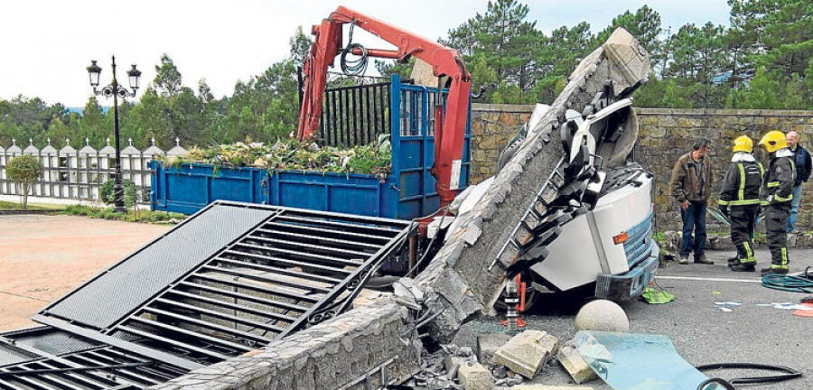 BOIRO - Excarcelan a un conductor atrapado al quedar aplastada la cabina de su camión por la entrada del cementerio