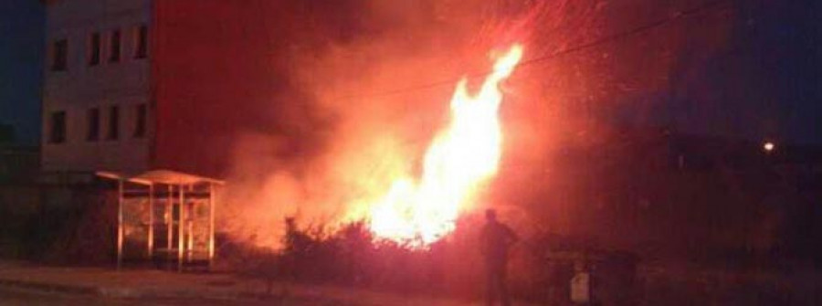 VILANOVA-El uso de herbicida provoca un incendio pegado a varias viviendas