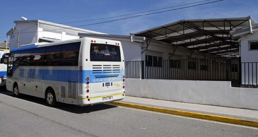 Carril inicia otro curso con el falso techo pegado con cinta y baños desfasados