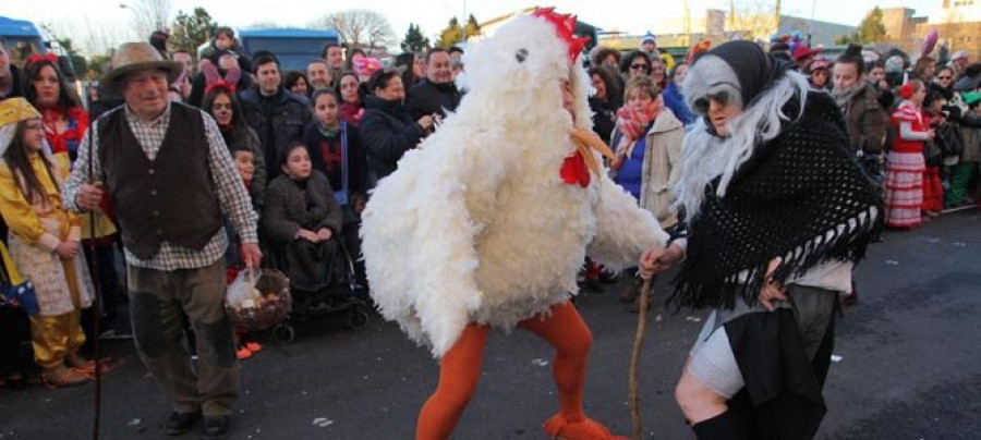“As galiñas trouleiras” y “El Reino dos Vagalumiños” triunfan en el desfile de Entroido de Vilagarcía