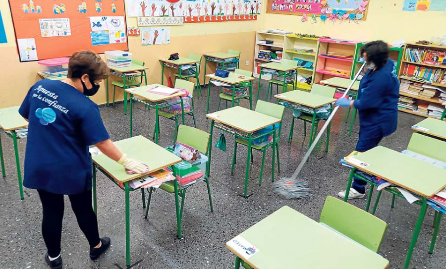 Reforzar la limpieza de colegios públicos en Ribeira acarrea un sobrecoste anual de 80.000 euros