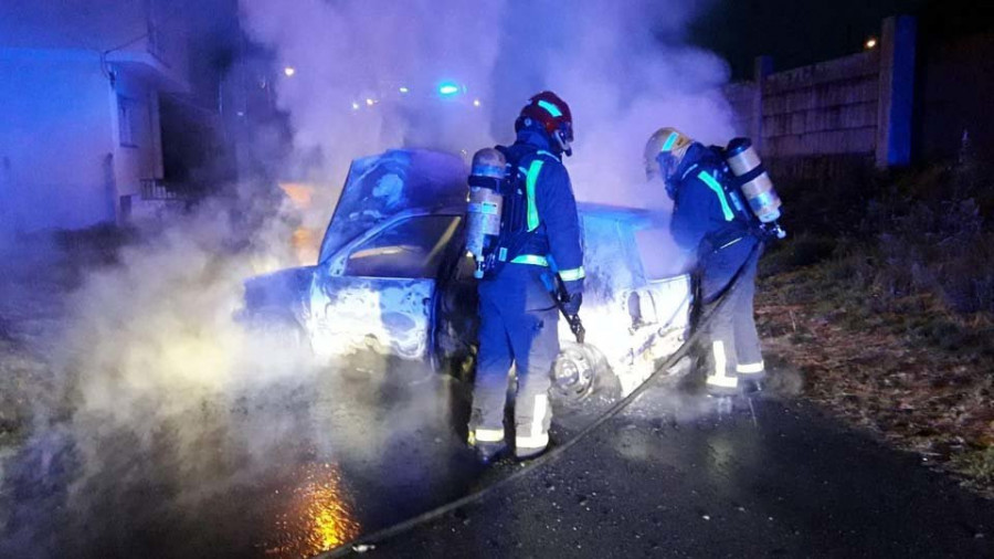 Investigan el incendio de un coche vaciado de madrugada en Vilanova