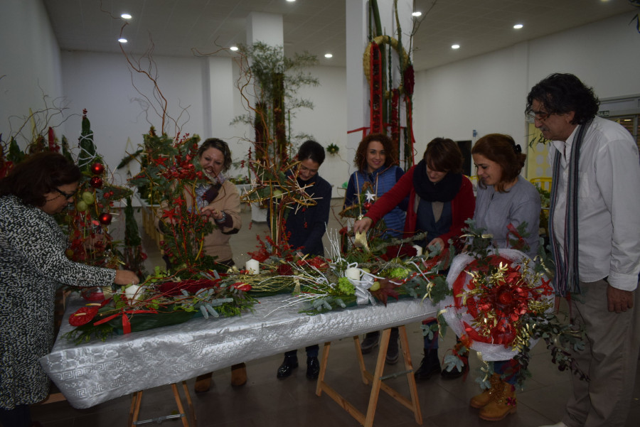 Concluye en Boiro un curso de trabajos navideños de floristería y se abre una exposición con el resultado