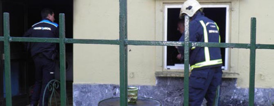 RIVEIRA - El recalentamiento de una bombilla pudo causar un incendio en una casa en Xenxides