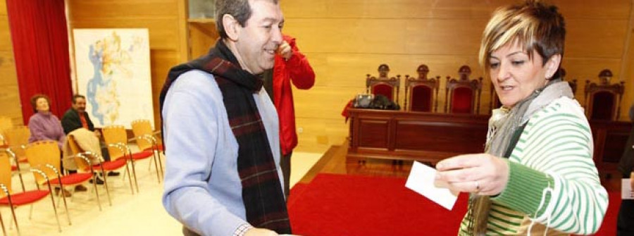 CAMBADOS-Zona Centro premia a cuatro clientes con joyas y relojes por el Día de San Valentín