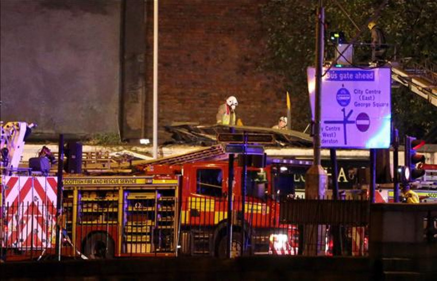 Un helicóptero de la Policía se estrella contra un pub en Glasgow