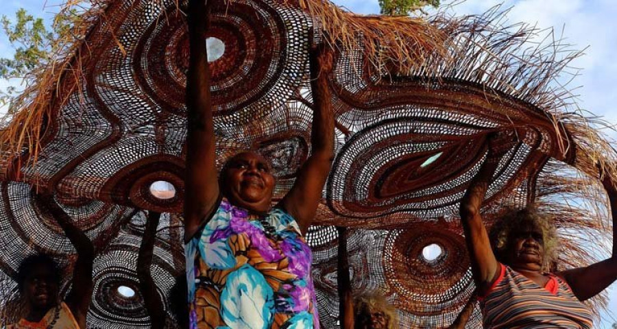 Un proyecto español combina el arte aborígen y el reciclaje
