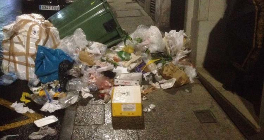 Gran malestar por el derrame en Ribeira de despojos de comida depositados en un contenedor