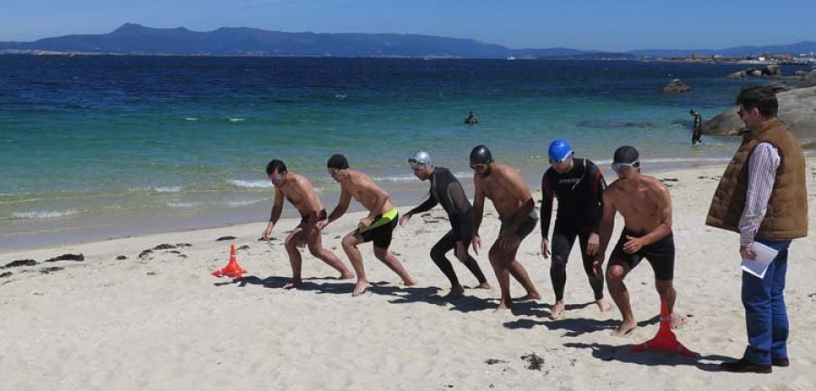 Catorce aspirantes a socorristas se presentan a las pruebas en la playa meca de As Pipas
