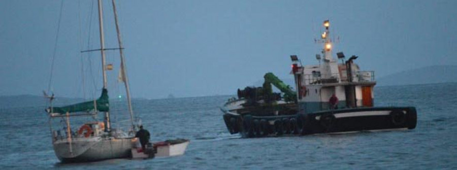 RIVEIRA-El velero encallado en la playa de Coroso quedó sin gobierno al liarse cabos en el eje de cola
