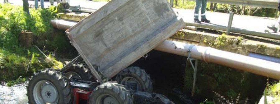 Un septuagenario resulta herido al caer de un puente al río con su tractor