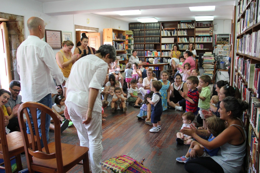 Un total de 29 bebés, acompañados de adultos, participan en el taller Palma, repalma en Rianxo