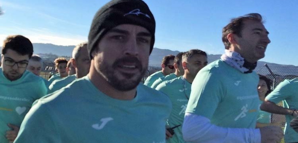 Alonso muestra su lado más solidario a su regreso a España