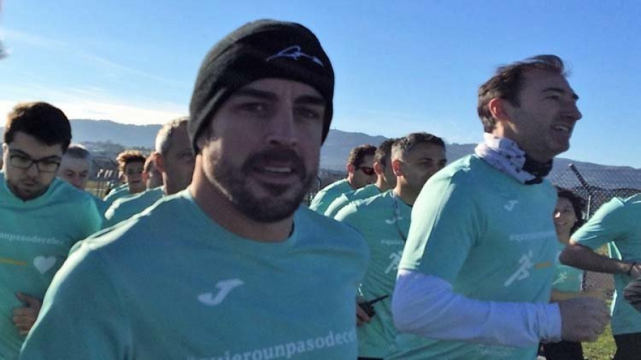 Alonso muestra su lado más solidario a su regreso a España