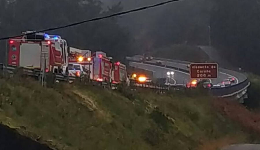 Dos mujeres resultan heridas en un accidente múltiple en la Autovía do Barbanza a la altura del viaducto del río Coroño