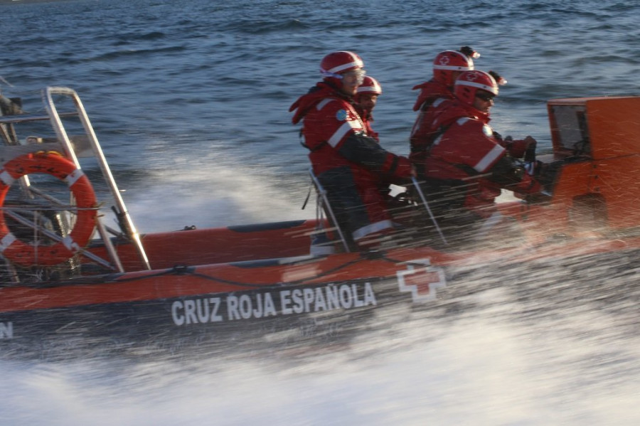 La tripulación de la lancha "Mar Laredo" de Cruz Roja" de Ribeira rescata a dos personas atrapadas en unas rocas al subir la marea