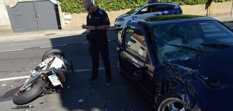 RIVEIRA - Un joven piloto pobrense resulta grave al chocar su motocicleta contra un vehículo que se le cruzó delante