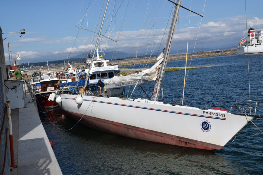 Uno de los más ilustres veleros de la Regata Vuelta al Mundo quedó varado en el puerto de A Pobra