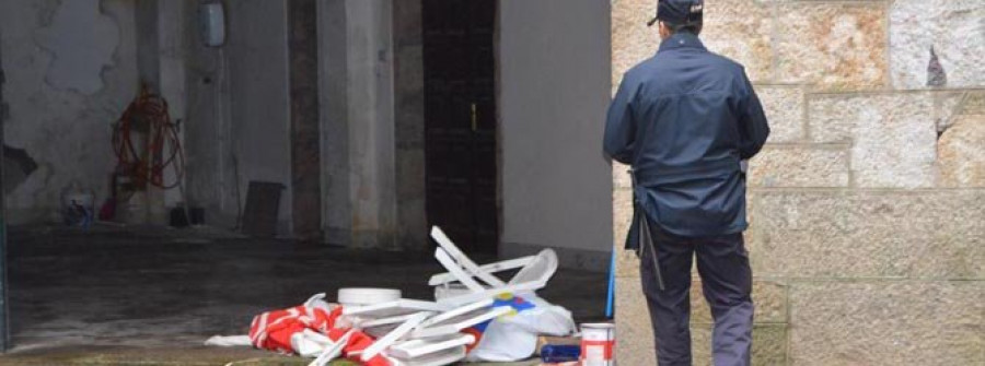 RIVEIRA-Asisten a un hombre de unos 48 años que destrozaba cosas en su casa y arrojó un zapato a la calle