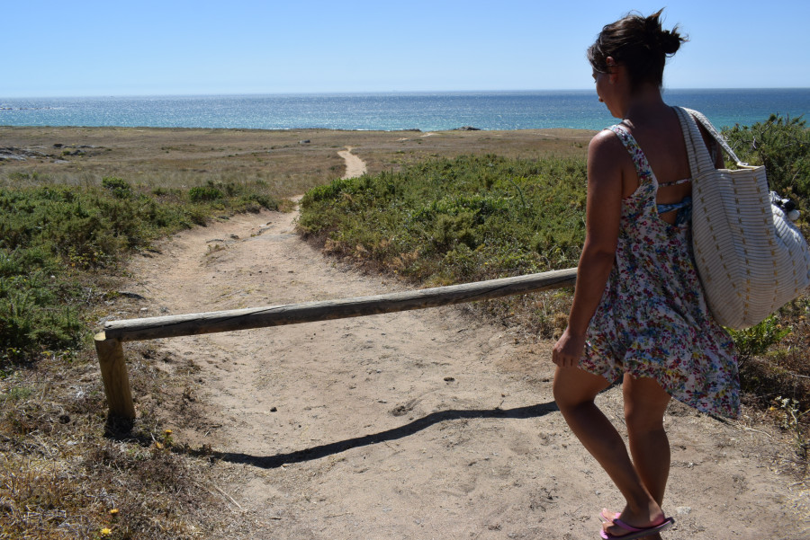 La instalación de una valla en un sendero de acceso a la playa de O Vilar causa gran malestar