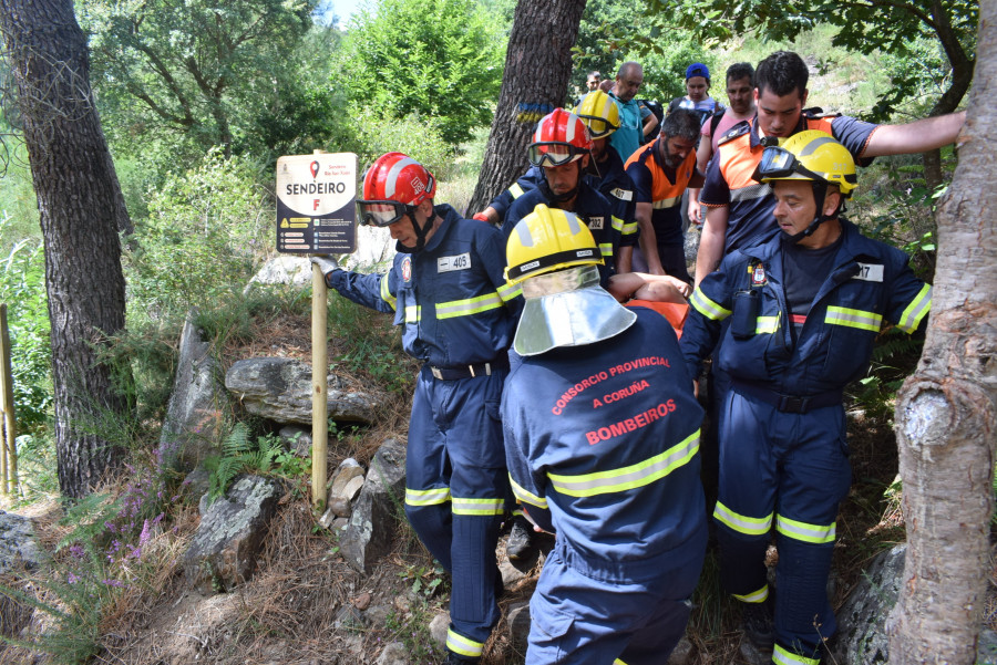 Rescatada una mujer de mediana edad que resultó herida al caerse en las piscinas naturales de A Pobra