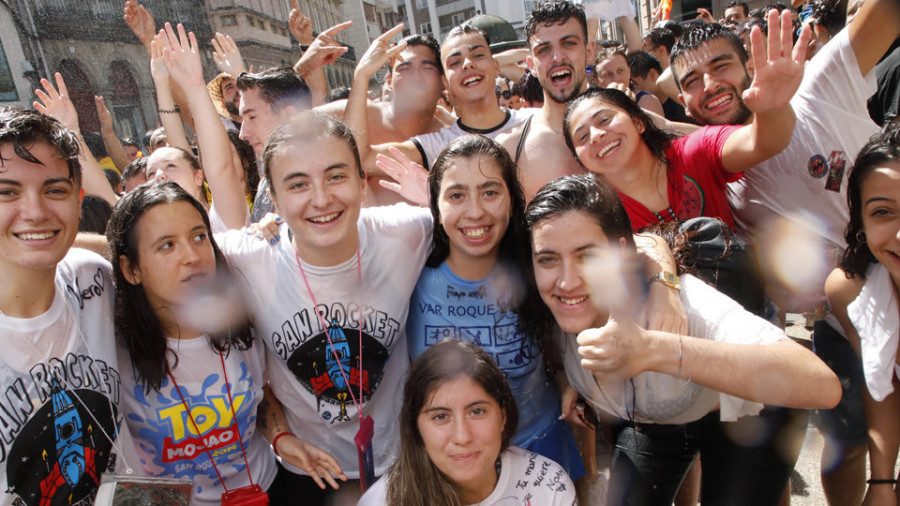 Disfraces, música y mucha agua para calmar la sed de diversión en Vilagarcía