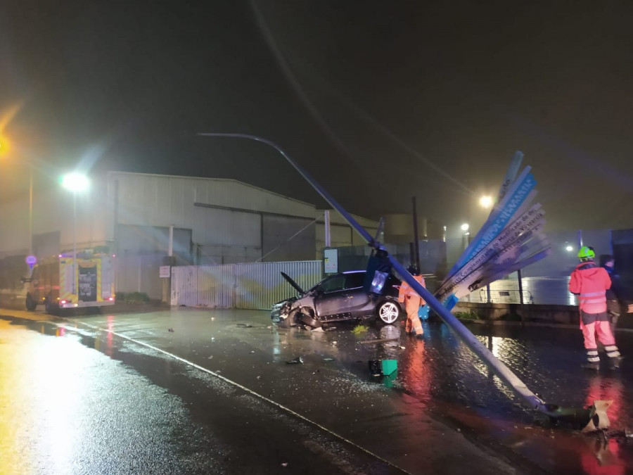 Da 0,77 en la alcoholemia tras empotrar su coche contra una farola y una señal en Valle Inclán