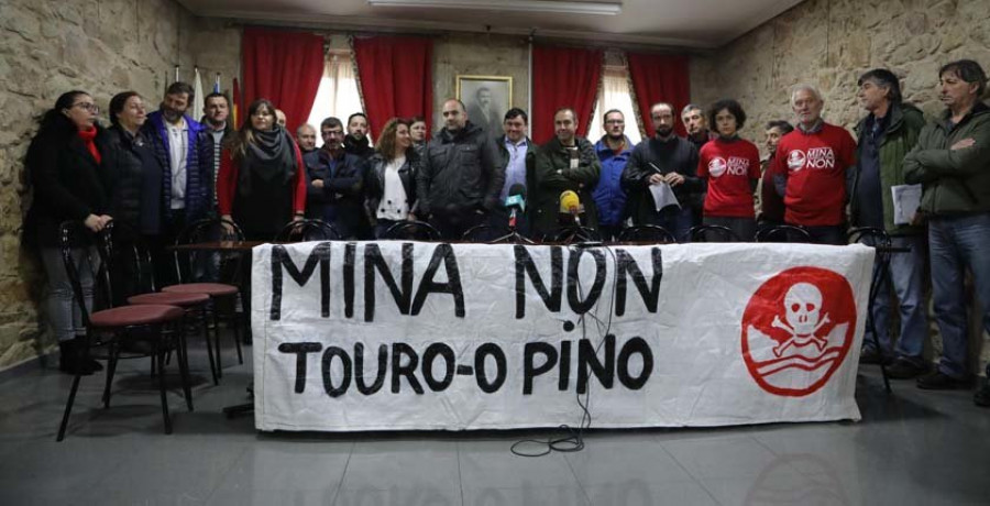 Más de treinta colectivos exigen datos e informes sobre la vieja mina de Touro