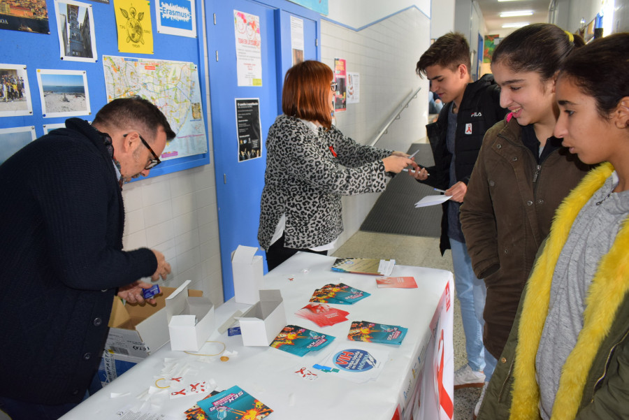 Renacer y Cruz Roja celebran el Día del Sida con actos informativos para insistir en la necesidad de la prevención