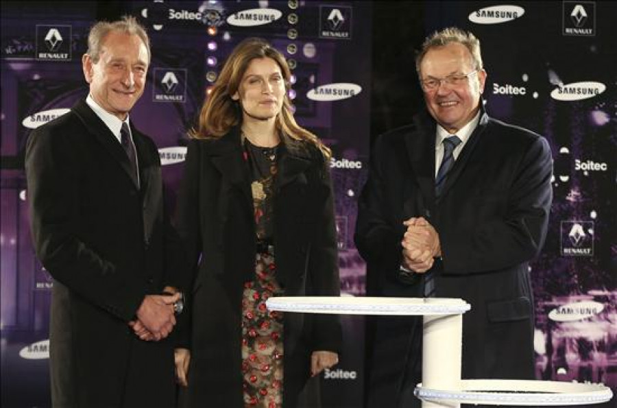Laetitia Casta enciende la Navidad en los Campos Elíseos de París