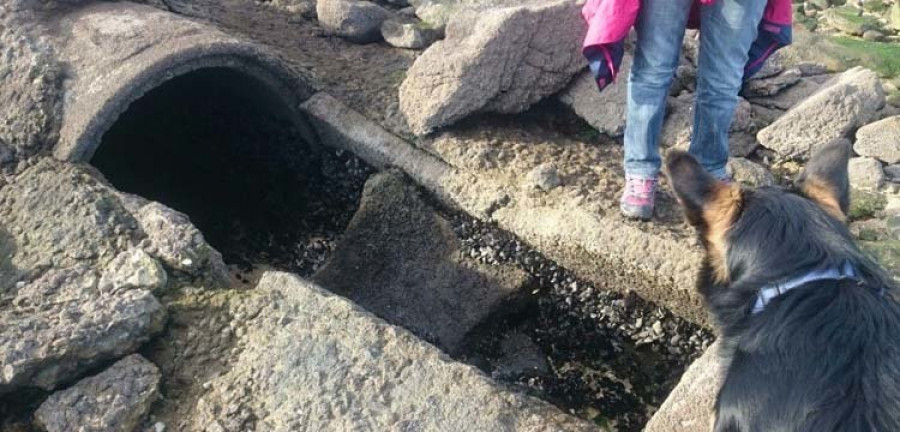 BOIRO - Moura denuncia la muerte de una perra tras ser succionada por una tubería en la playa de Carragueiros