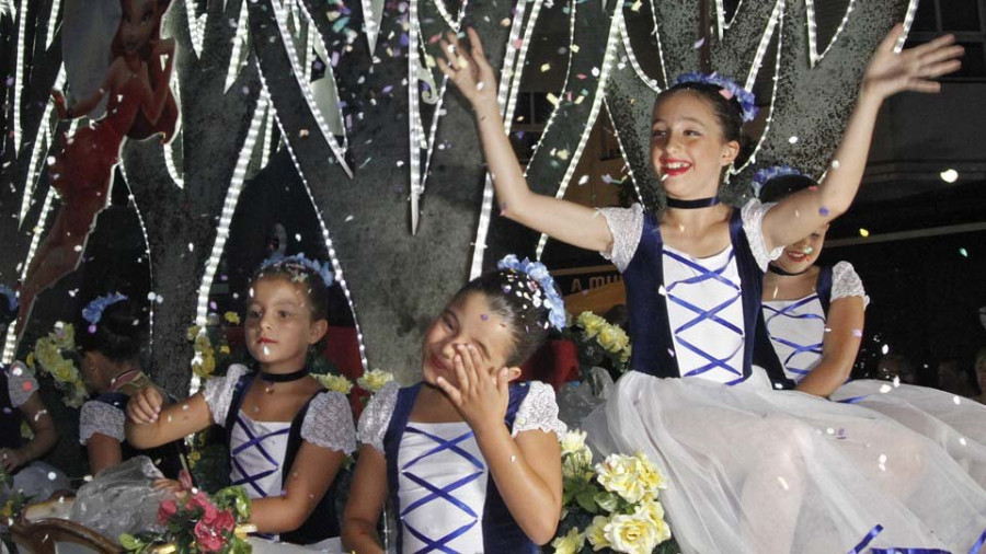 El vistoso Desfile de Carrozas recorrió el centro urbano con el aplauso de cientos de espectadores en la calle