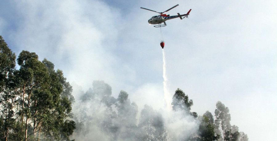 Los incendios forestales reaparecen en la Ría en el último fin de semana del verano