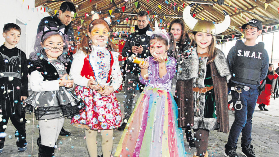 La lluvia obliga a suspender desfiles de carnaval y solo permite actos bajo techo