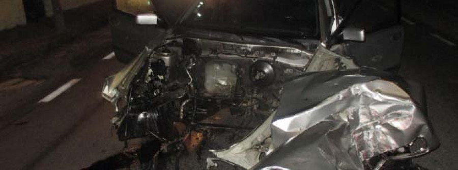 Investigan si un coche que sufrió un accidente en Aguiño era ocupado por dos jóvenes que se dieron a la fuga