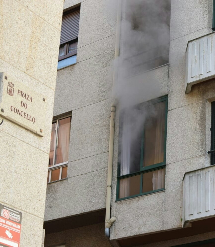 Sospechan que la llama de una vela pudo causar un incendio en un piso de Ribeira