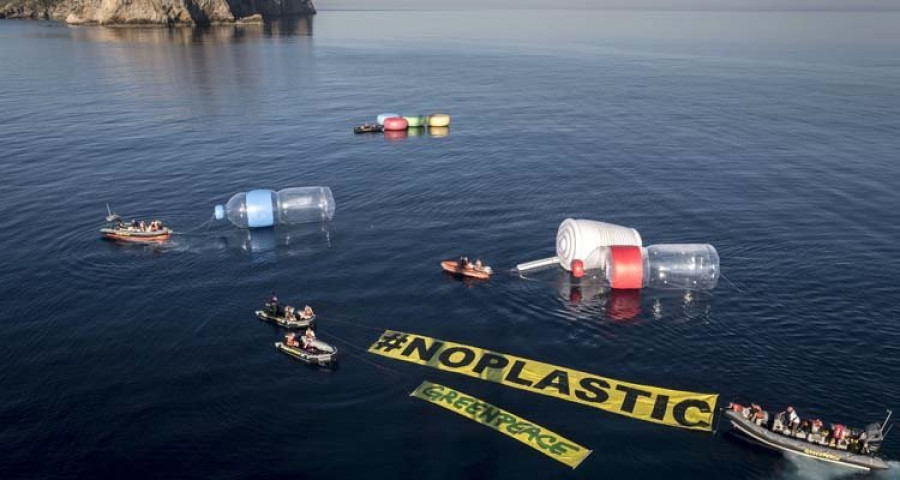 Una botella de plástico puede durar más de 450 años 
en el mar