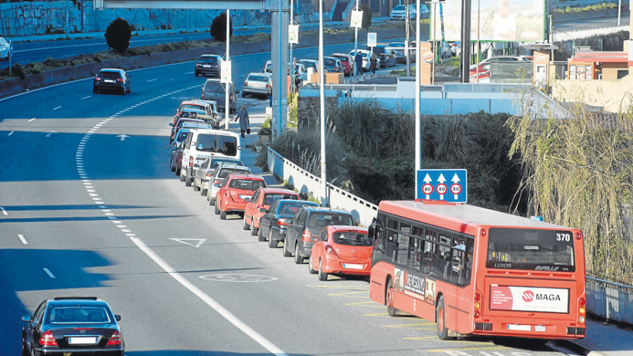 El carril bici eliminará gran parte del aparcamiento gratuito del Materno