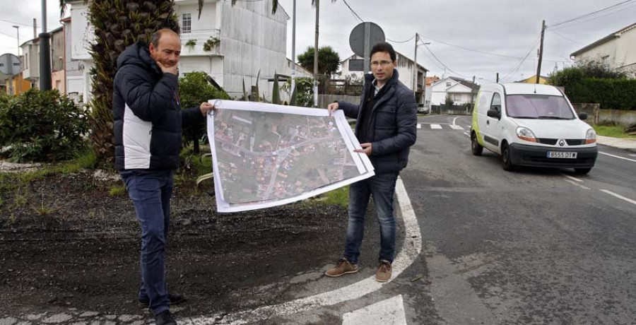 Obras mejora la seguridad vial en Corvillón con una rotonda en el cruce hacia Tragove